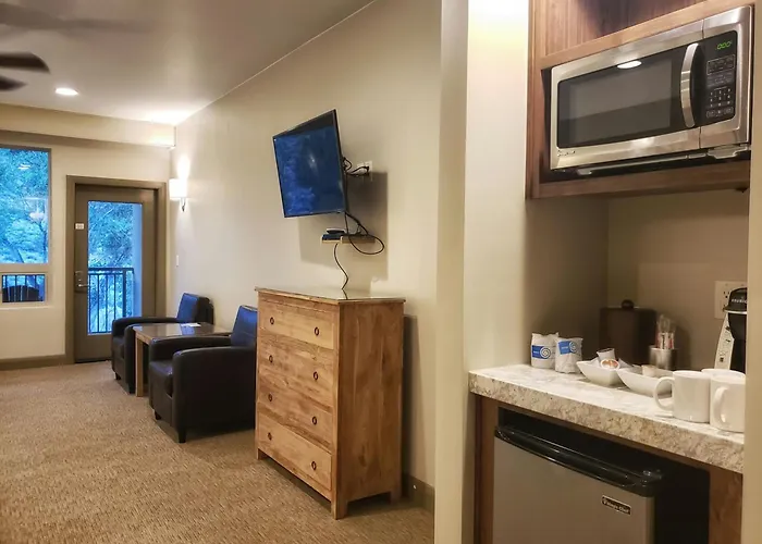 Central hotel: Driftwood Lodge